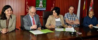 Chelo Trillo, Carlos Oliete, Zaira Rodr�guez, Dar�o Areas y Manuel V�zquez, durante la firma de ayer.