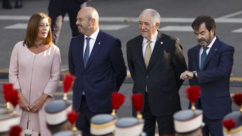 -La presidenta del Congreso de los Diputados Francina Armengol, el presidente del Senado Pedro Rolln, el presidente del Tribunal Constitucional Cndido Conde-Pumpido, este jueves durante el desfile