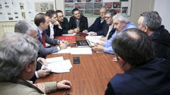Miembros de la federaci�n vecinal en una reuni�n con responsables de Renfe en Galicia el pasado febrero