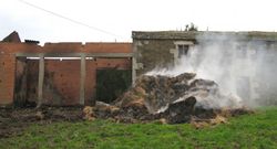 Por la tarde ard�a a�n la paja sacada del interior horas antes. 