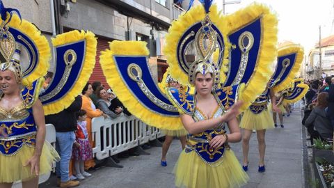 S�bado de pi�ata en Celanova.Ni�os y mayores disfrutaron de lo lindo con el desfile.