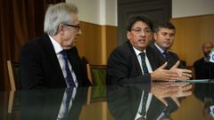 Juan Jos� Mart�n, en el centro, explicando el proyecto