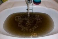 Imagen tomada en un lavabo de un domicilio particular de Quiroga, con agua embarrada saliendo del grifo