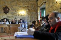 El edil del BNG, en primer plano, en el pleno de los presupuestos. 