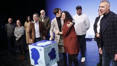 Ana Pont�n abraza a Noa Presas, n�mero uno por Ourense, en la presentaci�n de la lista para las elecciones gallegas.