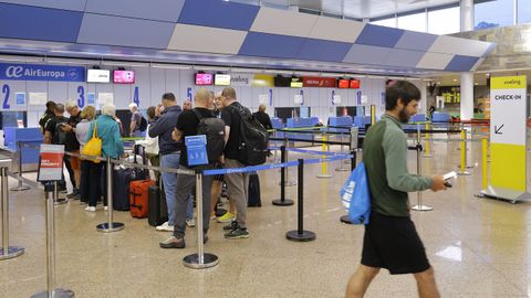 Alvedro recupera la normalidad tras 35 asumiendo los vuelos de Lavacolla