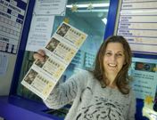 Mari Docampo, mostrando los pocos d�cimos que ya le quedaban ayer del n�mero 48685. 