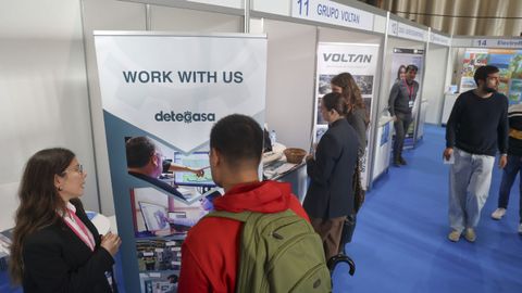 Laura Callipari, de la firma Detegasa, atendiendo a estudiantes en el estand de la firma