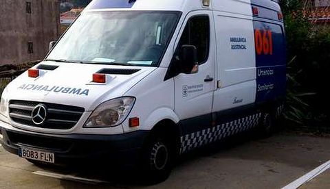 La ambulancia de Bueu apareci� con dos ruedas pinchadas mientras estaba aparcada en el puerto.