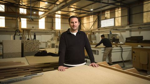 El empresario caldense David Camba en la f�brica donde hacen los paneles de cascarilla de arroz en�O Campi�o