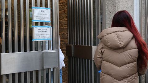En la entrada se han colocado carteles para informar a los ciudadanos de la ubicaci�n de los servicios provisionales