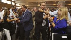  El presidente de Asturias, Adri�n Barb�n (i) y el portavoz del partido en la Asamblea de Madrid, Juan Lobato (d), saludan a simpatizantes a su llegada a la reuni�n del Consejo Pol�tico Federal del PSOE de Zaragoza