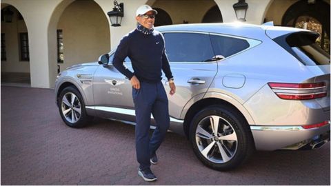 Tiger Woods, junto al veh�culo Genesis GV80 con el que sufri� el accidente