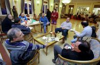 Los delegados sindicales mantienen un encierro en el sal�n de recepciones del Concello.