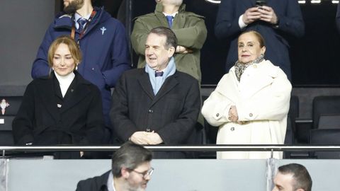 El alcalde de Vigo, Abel Caballero, el jueves junto a Mari�n Mouri�o y Carmela Silva, asistiendo al Celta-Lyon.