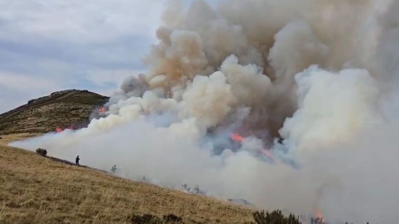 Un nuevo incendio forestal activo calcina ya 20 hectáreas en Carballeda de Valdeorras