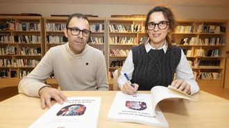 Óscar Rey y Fina Paulos, en una de las presentaciones de su libro «Intelixencia artificial para a sociedade»