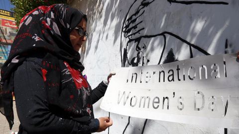 Una mujer pinta una pared en San� (Yemen) 