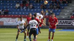 Santi de Prado a punto de saltar para disputarse un bal�n ante los jugadores del Conquense