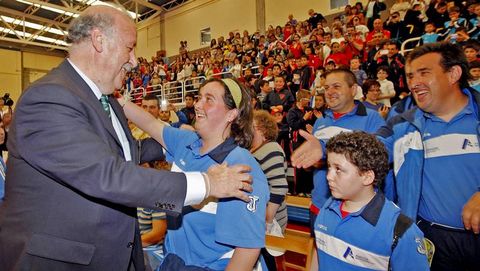 VISITA DE VICENTE DEL BOSQUE A RIBEIRA PARA RECIBIR PREMIO DEL CLUB DE TAEKUONDO NATURAL SPORT VIDELGI. SALUDO A LOS CHICOS DE AMICOS