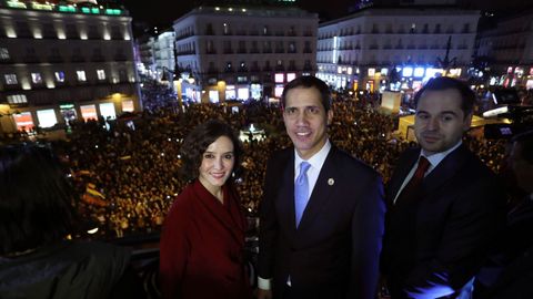 Juan Guaid�, anoche en la Puerta del Sol jaleado bajo la lluvia por 5.000 venezolanos, cerr� en Madrid su gira internacional.