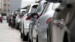 Cola de coches en el puesto de toma de muestras para la realizaci�n de pruebas PCR instalado en el aparcamiento del hospital de Monforte