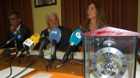 La secretaria municipal y los concejales electos esperaron sentados en sus puestos a que el reloj instalado en el saln de plenos diese las doce de la noche