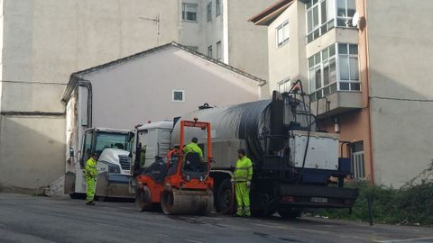 Obras de pavimentación en la carretera de Mourillós, vial de salida hacia la AG-31, en Celanova.