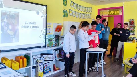 Los alumnos del centro presentando los resultados de sus experimentos sobre el medio ambiente 