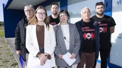 In�s Ramos (PSOE) y Carolina Casti�eiras (BNG) este lunes con integrantes de la plataforma Stop Biog�s A Laracha en el vivero de empresas.
