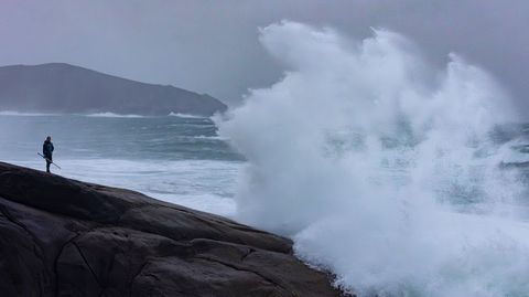 Los percebeiros de Mux�a se juegan la vida con olas de siete metros