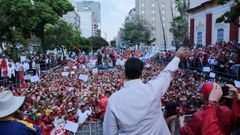 Los seguidores del chavismo marcharon el sabado hasta el palacio presidencial de Miraflores en Caracas donde fueron recibidos por Maduro