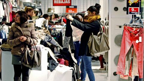 Primera jornada de rebajas tras la resaca navide�a.
