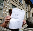A muller, coa documentaci�n que acredita que deu a luz no 62. 