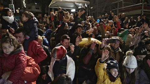 Miles de personas salieron a las calles de Ourense para recibir a sus majestades de Oriente pese al frío