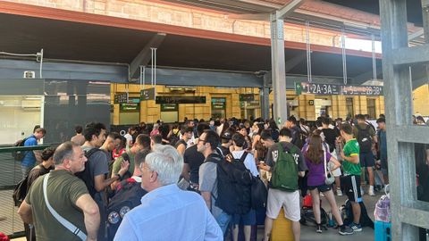 Im�genes de la estaci�n de Ourense tras los retrasos de los trenes con destino a Santiago