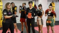 La escritora Mar�a Reim�ndez, rodeada de boxeadoras de la escuela Turbo