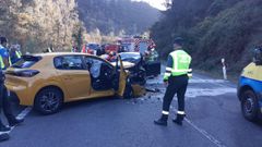 El accidente, que se sald� con tres heridos, oblig� a cortar el tr�fico en la N-120
