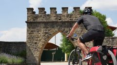Saliendo de Obanos, en Navarra, durante la segunda etapa del Camino de Santiago desde Roncesvalles