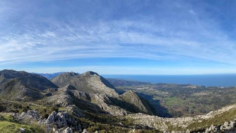 Subia al Pico Los Resquilones, en Llanes.