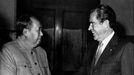 En febrero de 1972, Nixon se convierte en el primer presidente estadounidense en visitar la China comunista y reunirse con Mao.