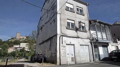 La primera casa comprada por el Ayuntamiento es la que hace esquina con el camino hacia el r�o en la calle Santa Clara, y la segunda la consecutiva a ella a la derecha