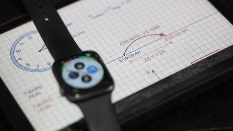 Un reloj junto a una explicaci&oacute;n gr&aacute;fica sobre el cambio de hora, que tendr&aacute; lugar en la madrugada del s&aacute;bado al domingo, cuando a las dos pasar&aacute;n a ser las tres.