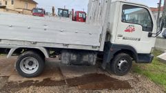 Uno de los camiones asaltados, con el tap�n del dep�sito reventado y manchas de restos de combustible extra�do