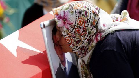 La familiar de una de las v�ctimas mortales besa su retrato durante su funeral en Estambul