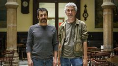 El artista palestino Nabil Al Raee, junto al dramaturgo Juan Ayala, en el Liceo de Ourense.