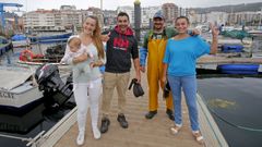 De izquierda a derecha, en el puerto, dos matrimonios que rejuvenecen la pesca en Sanxenxo: Nicole Scheineder, con la hija que comparte con su pareja V�ctor Manuel Abal, y Emilio Jos� Montes, con su esposa