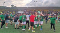 Tan pronto como el �rbitro pit� el final comenz� la fiesta del equipo y la afici�n en el municipal de Bertamir�ns.