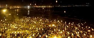 Las hogueras de San Juan re�nen a miles de coru�eses y visitantes la noche del 23 de junio en los arenales de Riazor y Orz�n.