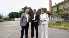 El alcalde de Vigo, Abel Caballero; el delegado de la Zona Franca, David Regades, y la concejala Carmela Silva, en una visita al espacio